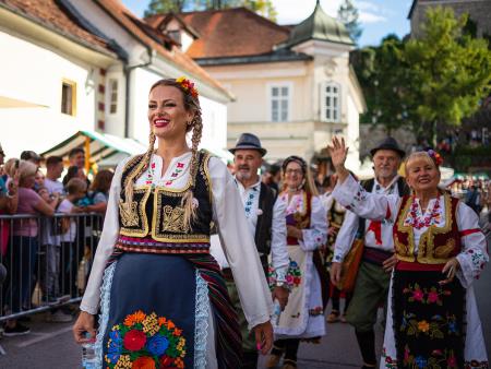 Izjemen obisk zaznamoval 50. Dneve narodnih noš in oblačilne dediščine v Kamniku (Blaž T. Muc)  (123)